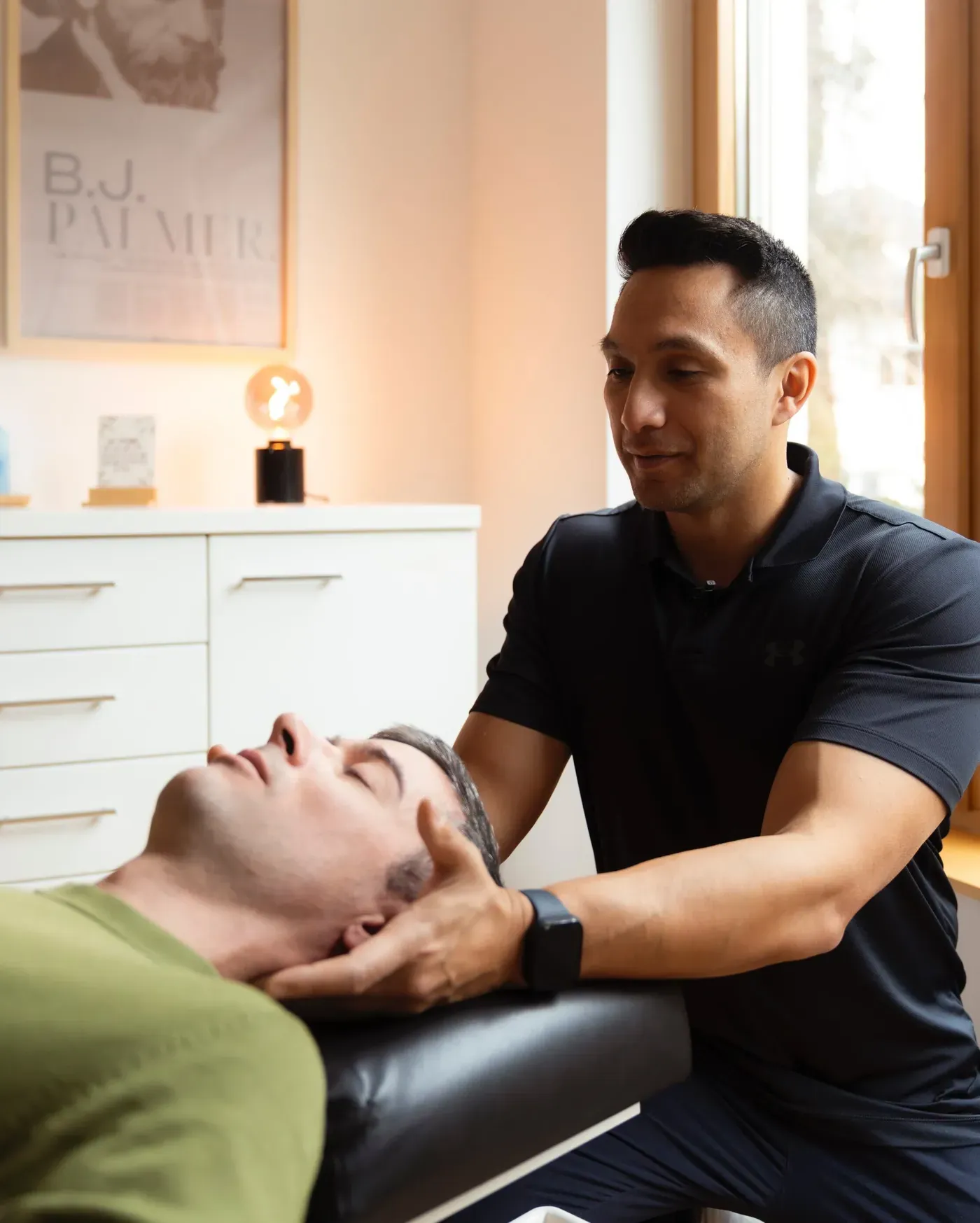 Physiotherapeutische Behandlung im Liegen