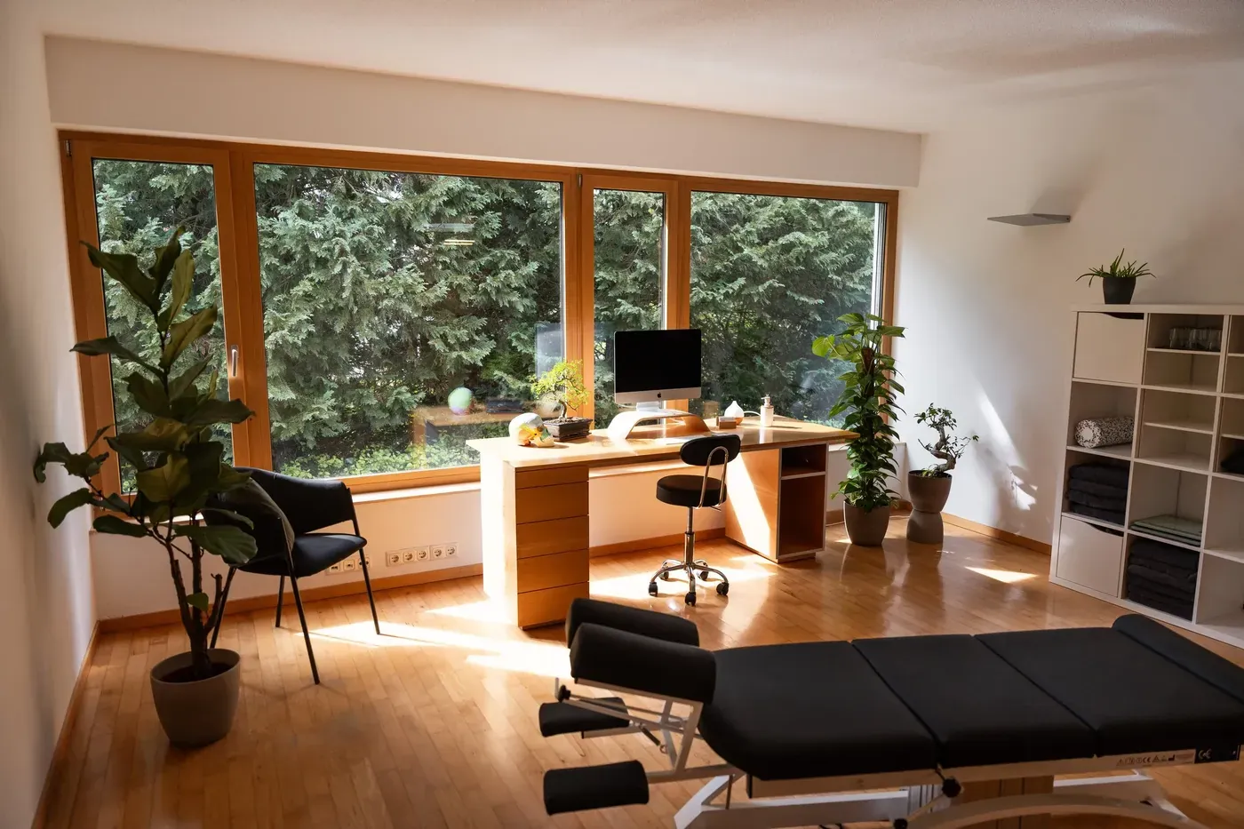 Behandlungsraum mit Blick ins Grüne